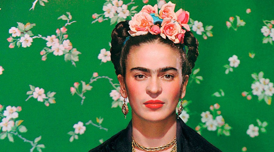 Frida Kahlo entre os shows no palco para a revisão teatral Vissi d'Arte no Tram Theatre em Nápoles