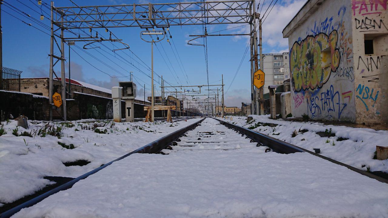 neve sui binari della metropolitana due di napoli