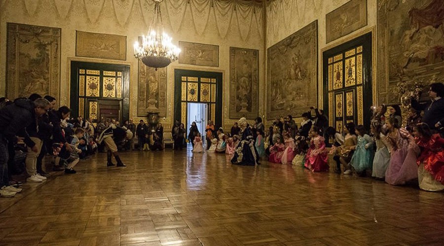 Palacio Real de Nápoles, bola de máscaras en la cancha