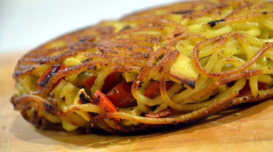 Tours de pâtes à Naples, omelette aux pâtes