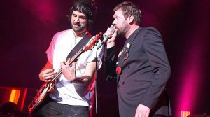 Kasabian im Konzert in der Arena Flegrea in Neapel: eine Rock-Live-Show