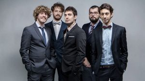 El estado social en el Feltrinelli de Nápoles: la banda abrumadora firmará copias del álbum