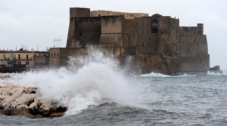 Mare agitato sul Castel dell'Ovo a Napoli