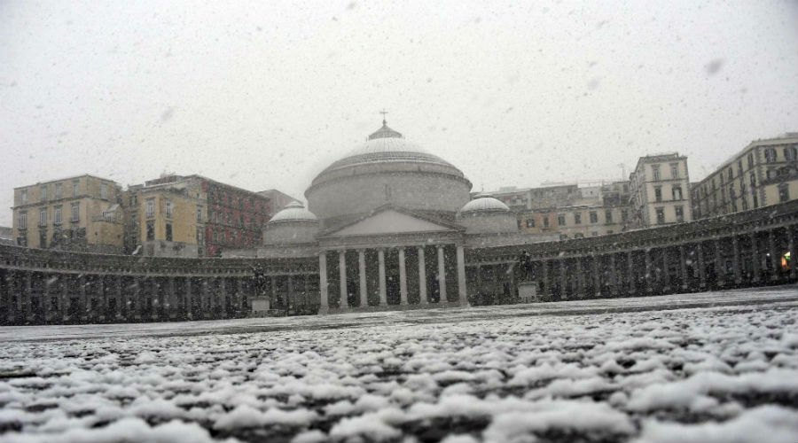 napoli piazza del plebiscito neve