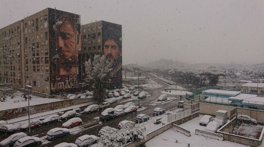 nieve en nápoles en el mural de maradona