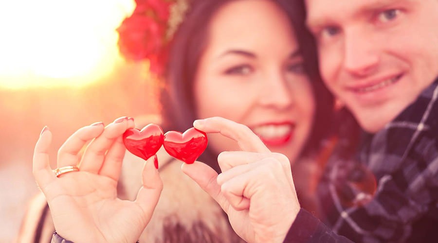 Saint-Valentin avec un couple d'amoureux