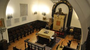 مرشد سياحي في كنيس نابولي: رحلة عبر تاريخ الجالية اليهودية النابولية