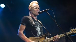 Sting im Konzert in der Flegrea Arena in Neapel: der große englische Rockstar flankiert von Shaggy