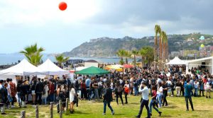 2018年复活节星期一在那不勒斯Arenile di Bagnoli的早午餐，介于音乐，街头美食和动画之间