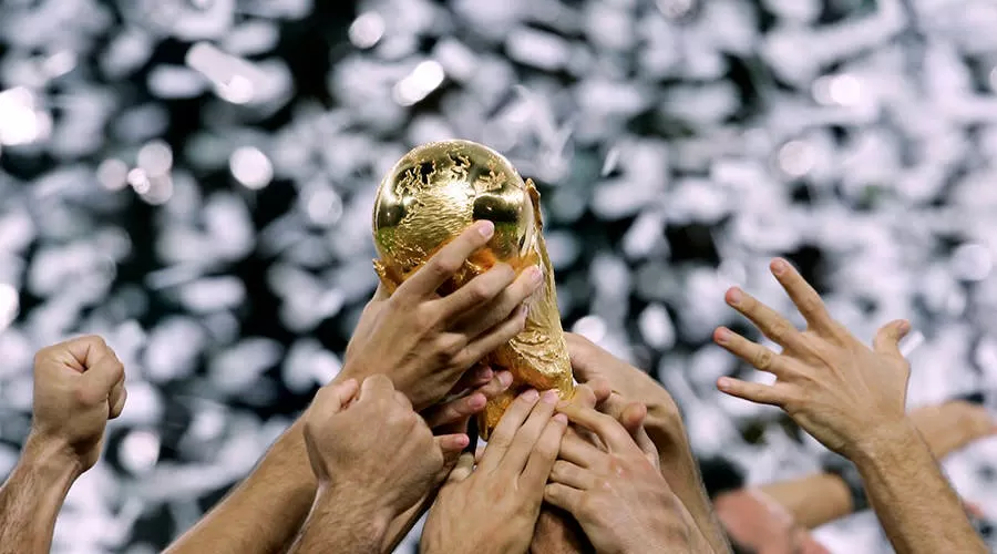 La Coppa dei Mondiali di calcio 2006 a Napoli in mostra il trofeo