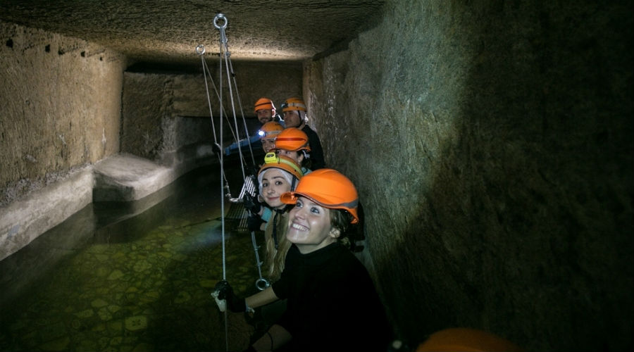 Leichter Höhlenpfad in der Galleria Borbonica