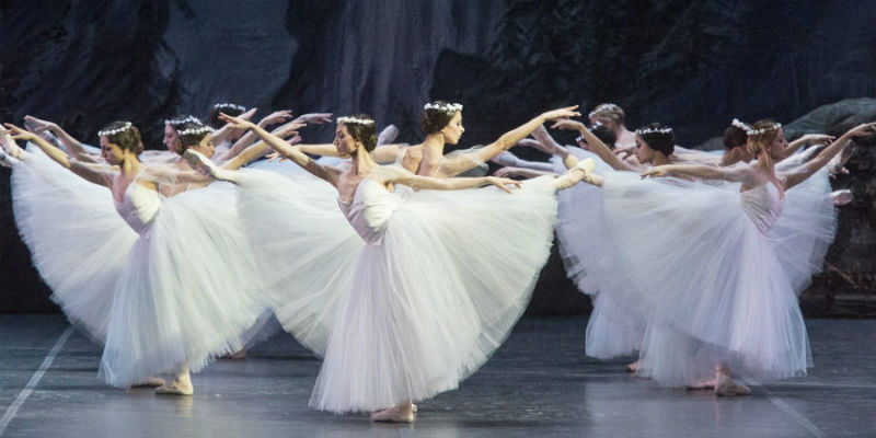 O balé clássico Giselle no Teatro San Carlo em Nápoles