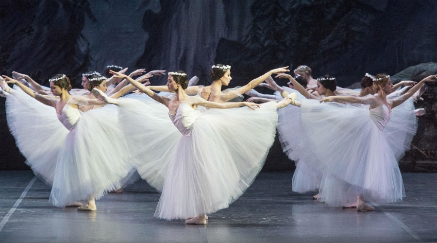 Le ballet classique Giselle sur scène au Teatro San Carlo de Naples