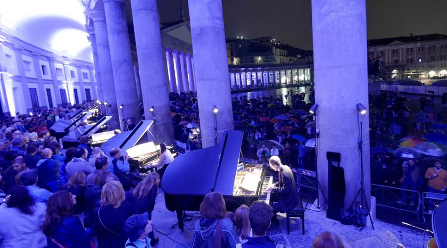 Piano City Napoli 21のためのPiazza Plebiscitoの無料2018コンサートピアノ