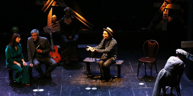 Colete e queime por Enzo Moscato no palco do Teatro Nuovo Napoli