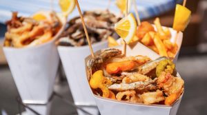 مهرجان طعام الشارع في نابولي لعيد الفصح و Pasquetta 2018 مع العديد من المدرجات على الواجهة البحرية