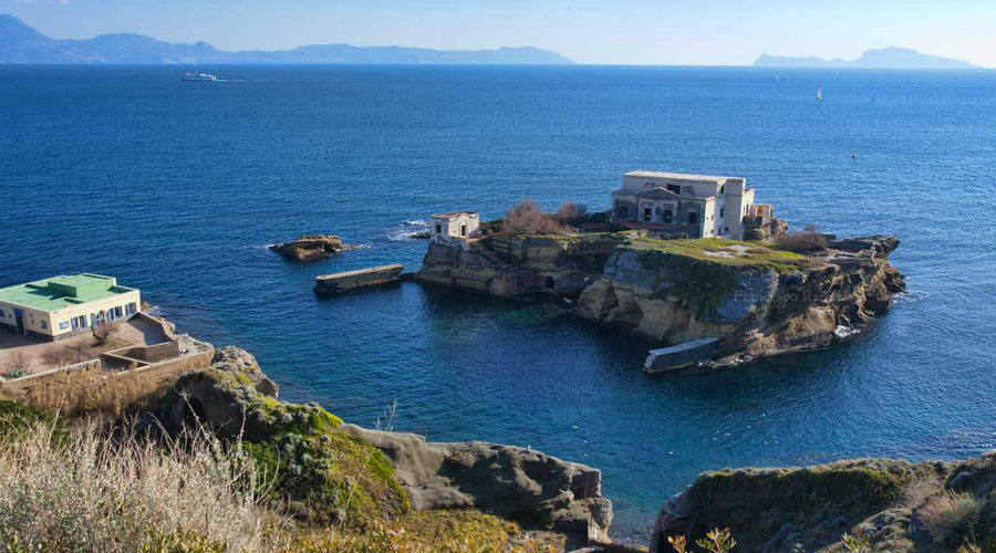 Trekking urbano dal Virgiliano alla Gaiola, visita guidata alla scoperta della costa di Posillipo