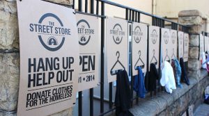 Der Street Store kommt in Neapel an: ein Straßenladen für Spenden an Obdachlose