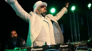 جيجي داجوستينو في Arenile di Bagnoli في نابولي: في حفلة موسيقية ، قام DJ الذي جعل الأجيال ترقص