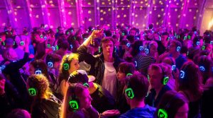 Silent Party a Piazzale Diaz di Napoli: discoteca all'aperto con la musica in cuffie