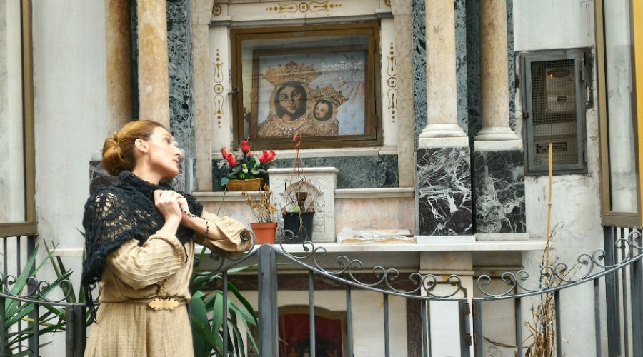 La visita guidata teatralizzata Facimmoce 'a croce, alla scoperta delle edicole votive di Napoli