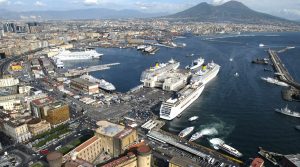 Offener Hafen in Neapel