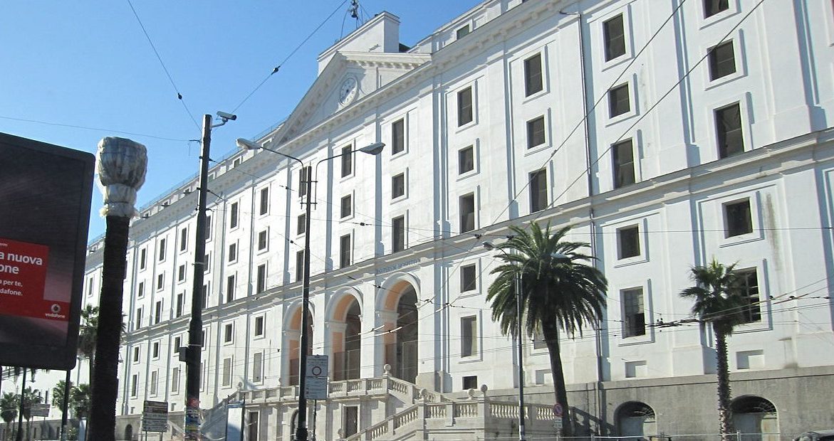 verdadeiro hotel para os pobres, palácio de fuga em nápoles