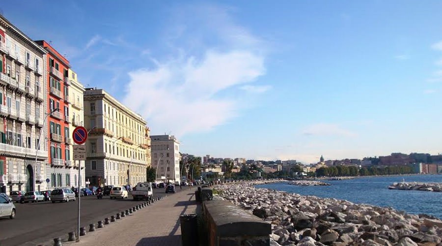 via Caracciolo à Naples