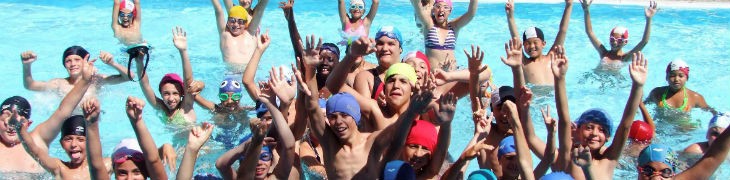 Niños en la piscina