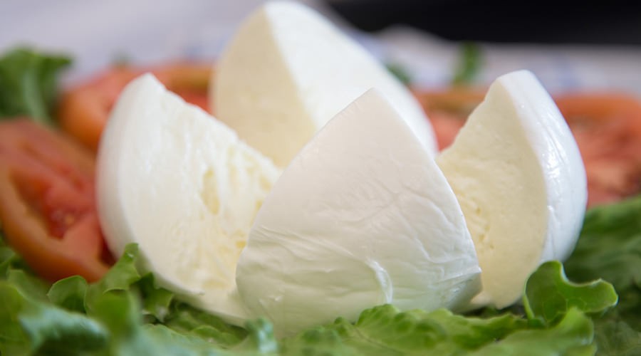 Teller mit Mozzarella