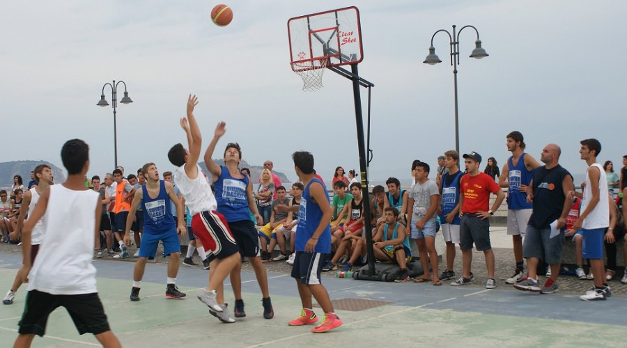 在那不勒斯海滨的Summerbasket 2018，篮球节免费提供挑战和游戏