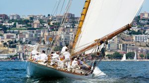 Regatta Vintage navigue dans le golfe de Naples