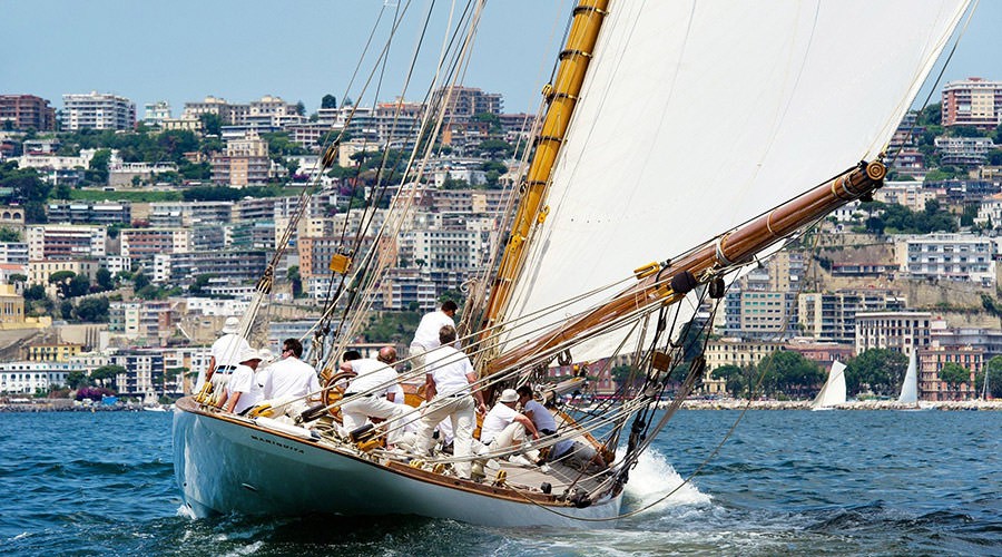 Regatta Velas de la vendimia en el Golfo de Nápoles