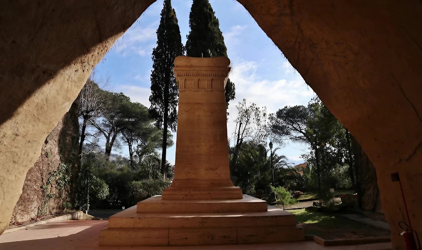 Naples - Tomb of Giacomo Leopardi from the cave - Photo by Gianluca Amato