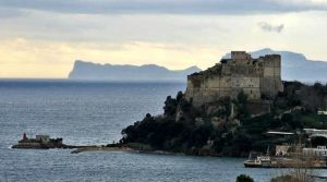Die aragonesische Burg von Baia wird abends beleuchtet: Es werden auch neue Räume eröffnet