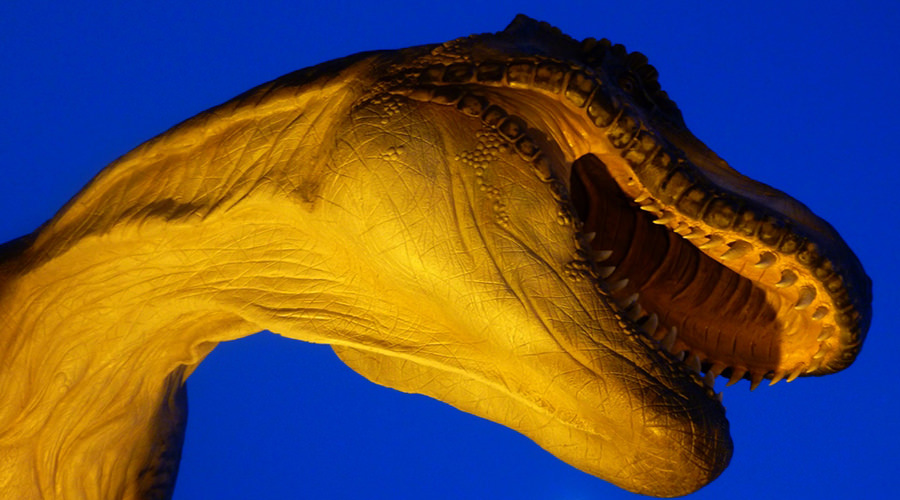 2018 Sauronotti a los dinosaurios en carne y huesos en Nápoles: visitas nocturnas a la exposición de Astroni