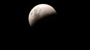 كسوف القمر في مرصد كابوديمونتي في 27 يوليو 2018 مع فاتح للشهية تحت النجوم