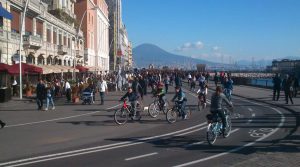 サイクルパス上のナポリのBufala Fest 2018の一時的な交通手段