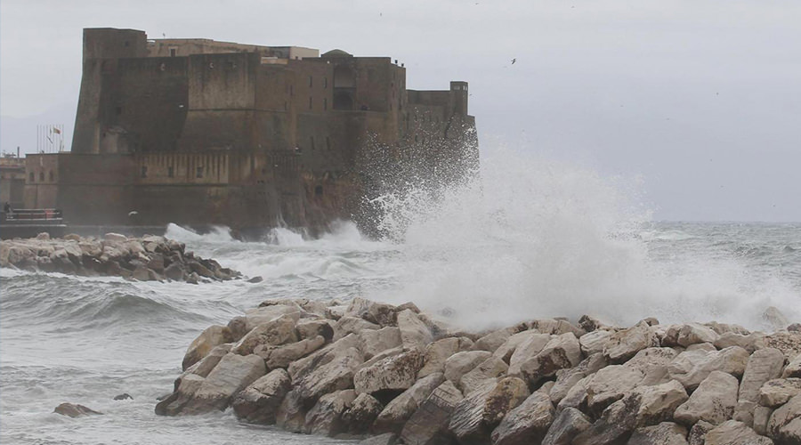 Mer déplacé sur le front de mer de Naples