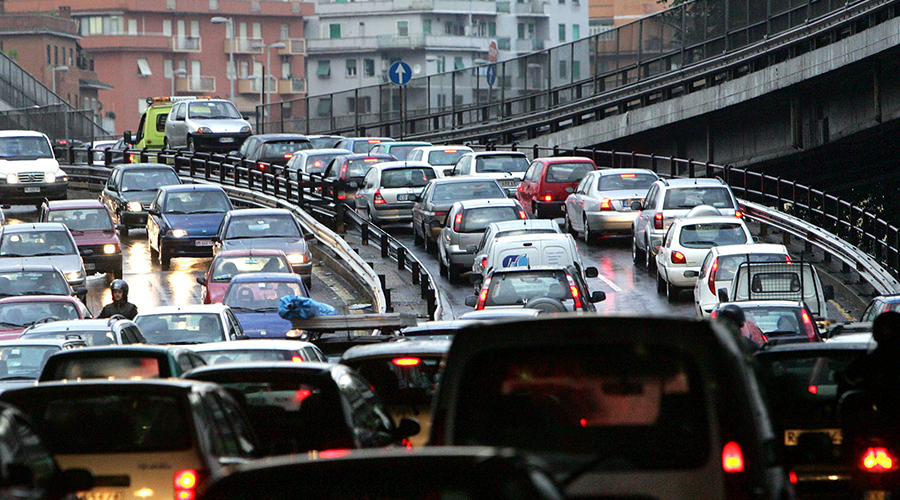 Carretera de circunvalación de Nápoles, intenso tráfico