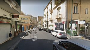 Устройство трафика на улице Пинья в Неаполе с июля по октябрь 2018