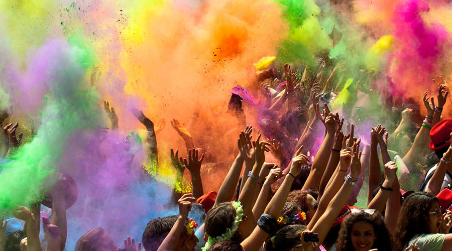 Holi Festival alla Mostra d’Oltremare per Napoli incontra il Mondo: torna la festa dei colori