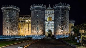 Italien-England: Maschio Angioino und Fontana del Nettuno leuchten blau
