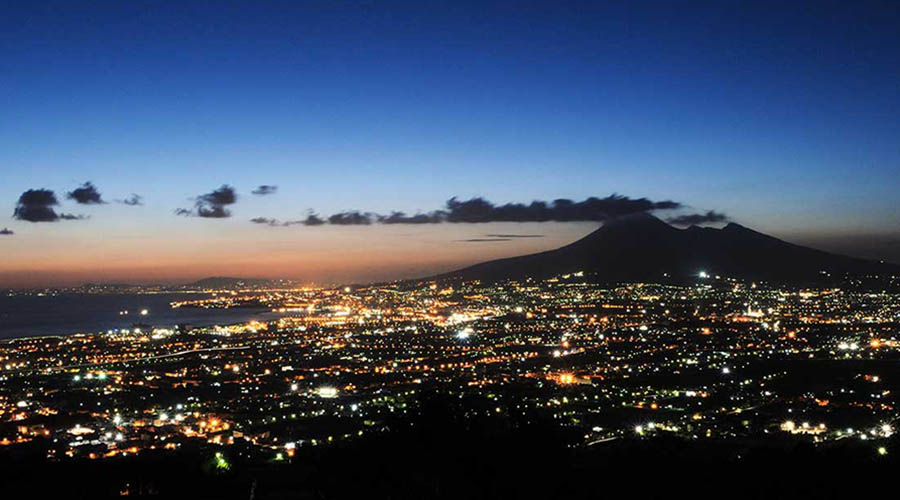 Panorama de Nápoles en la noche