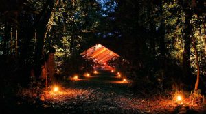 Nacht der Kerzen im Märchenwald am See Averno zwischen Märchen und Legende