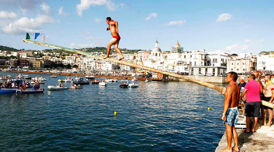 La course Pozzuoli Pennone en mer