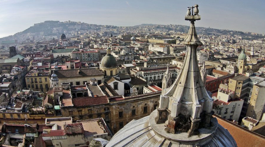 Panorama de Nápoles do telhado do Duomo