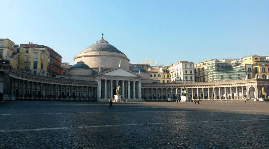 Piazza del Plebiscito a Napoli