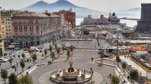 Piazza Municipio a Napoli: cambiano alcuni sensi di marcia fino al 2019