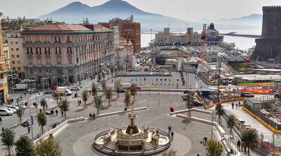 Veduta dall'alto di Piazza Municipio a Napoli